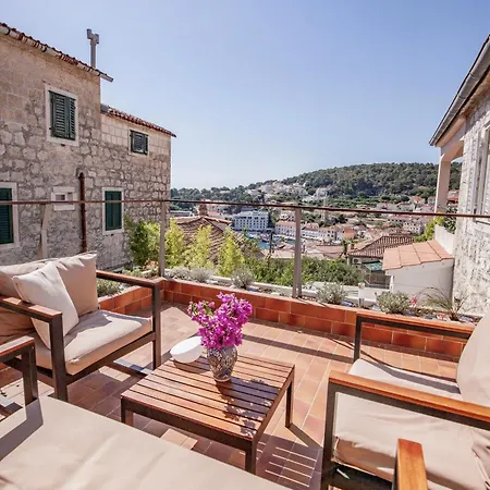 Будинок відпочинку Art House Hvar *